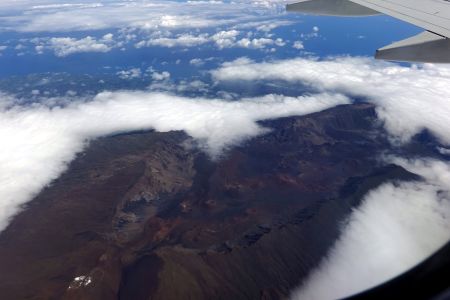 Typické počasí na sopce Haleakala, kolem sopky se povalují mraky, v kaldeře je jasno.